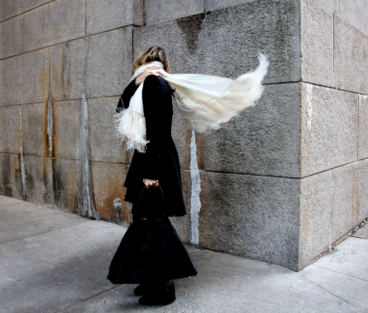 files/Black_Weekender_Lifestyle_w_Lisa.png